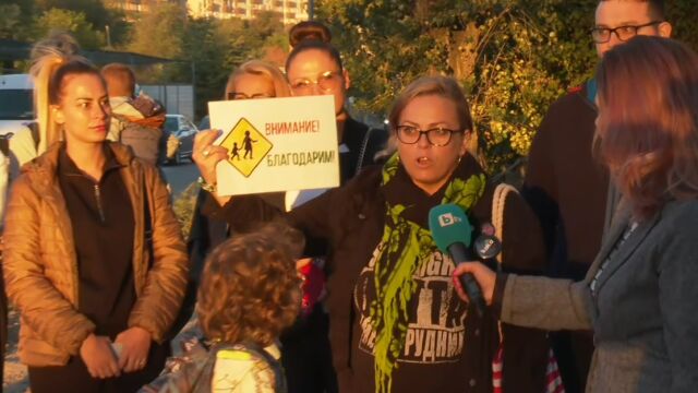„Бог да е с нас“: Жители на Пловдив пресичат с табели опасен булевард, на който няма пешеходна пътека 