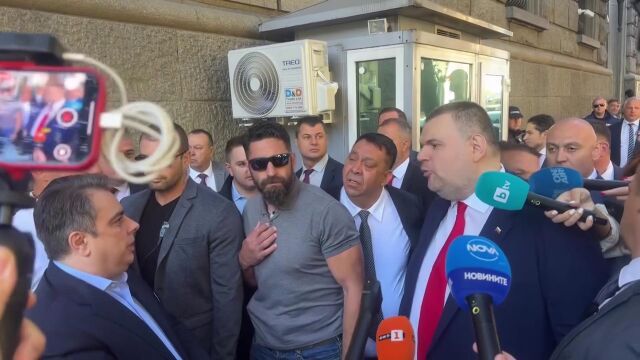 „Триумф на отвратителното“: Как се стигна до размяната на реплики между Асен Василев и Делян Пеевски?