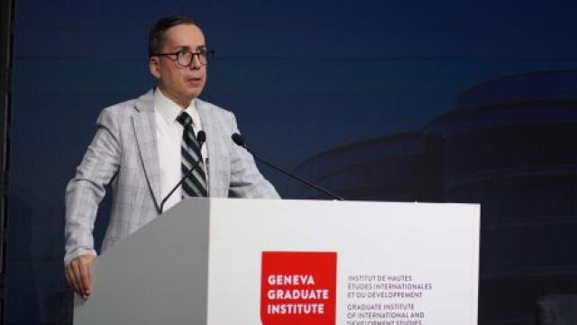 Снимка: Дипломатът Никълъс Кралев представя новата си книга в Бургас
