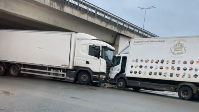 Снимка: Челен удар между камион и тир на столичен булевард