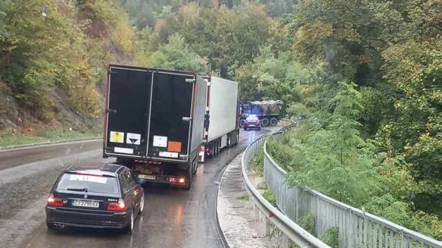 Снимка: Френски военни пострадаха при катастрофа в Прохода на републиката