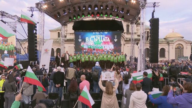 Снимка: ОНЛАЙН РЕПОРТАЖ: Завръщането на волейболните герои у дома!