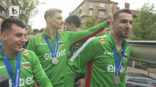 Снимка: Ексклузивно: Пътувайте в автобуса на волейболните герои! (ВИДЕО)