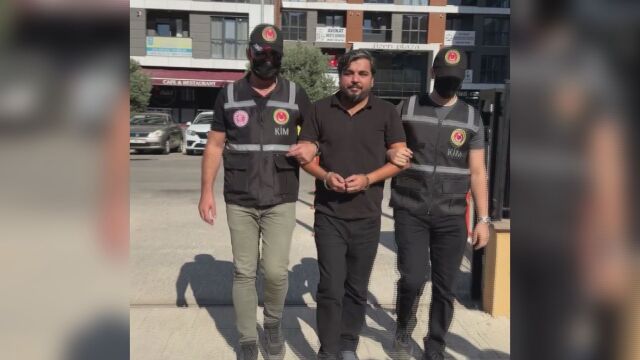 Снимка: Скрит под камион: Съден за обида към турския президент журналист се опита да избяга през България (ВИДЕО)