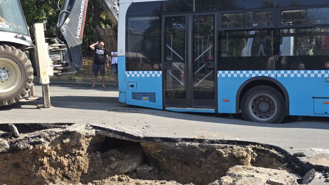 Снимка: Автобус на градския транспорт в Пловдив пропадна в кратер