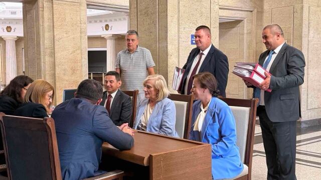 Снимка: ДПС се регистрира за президентските избори