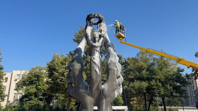 Снимка: С аромат на ябълка: Измиха паметника на Съединението в Пловдив