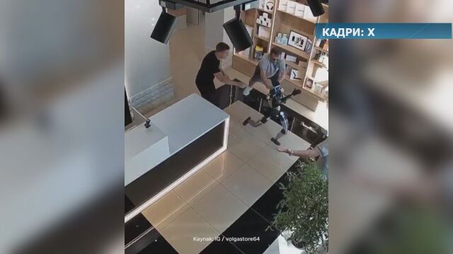 Снимка: Хуманоиден робот скочи на бой, след  като клиент на магазин го бутна (ВИДЕО)