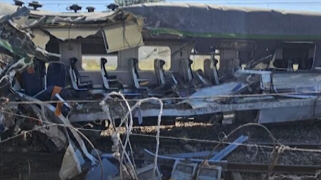 Снимка: Пътнически влак със 120 души се сблъска с камион, превозващ цимент (ВИДЕО)