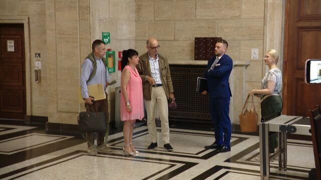 Снимка: Преди вота за президент: Внесоха документите в ЦИК на двойката 