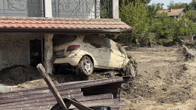 Снимка: Започна изплащането на помощите след наводнението в Струмяни