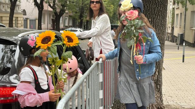 Снимка: С каски на първия учебен ден: Родители алармират за опасно състояние на сградата на столично училище