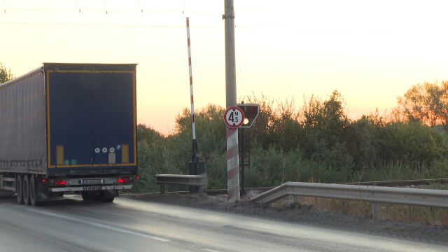 116 пъти са чупили бариерата на жп прелез край Враца само от началото на годината