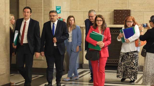 Снимка: Регистрираха кандидатурата на Илияна Йотова и Кирил Вълчев за президентската надпревара