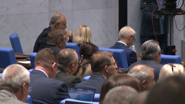 След множество спорове: Депутатите приеха новия начин за определяне на минималната заплата
