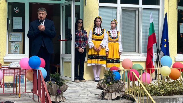 Снимка: Просветният министър: Приоритет е да продължим да строим и разширяваме детски градини и училища