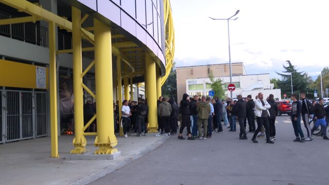 Снимка: Фенове на Ботев Пловдив почетоха паметта на Илия Филипов с мълчание на стадиона