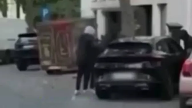 Обраха брутално футболист посред бял ден (ВИДЕО)