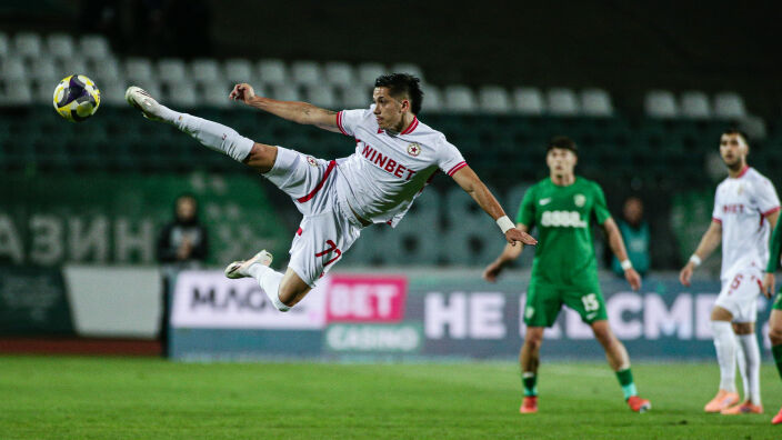 ВАР мълчи! В Берое бесни след ръка на Лапеня