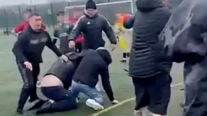 Шокиращо ВИДЕО 18+: Родители се налагат без милост на детски мач