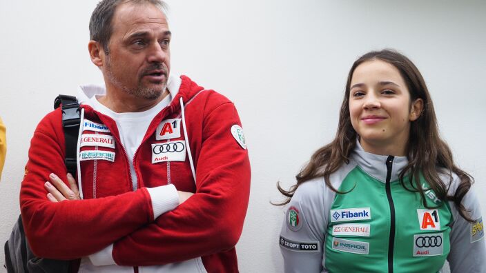 Бащата на Малена: Очакваме да хвърли патериците до 10 септември (ВИДЕО)