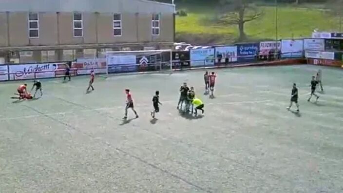 Съдията си го просеше: Клуб отказа да порицае футболист-побойник (ВИДЕО)