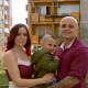 Отчаяната Златинка разменя ролята си на майка и домакиня с доста по-младата и динамична Катрин в “Смени жената”