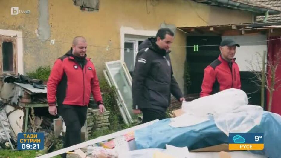 Кои са доброволците в "Бригада Нов дом", които помогнаха за дома на Валя и Давид?