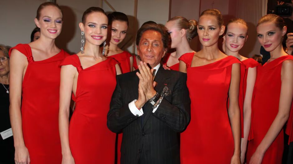 Валентино - маестрото на стихийното червено: Историята зад емблематичния цвят (ГАЛЕРИЯ)