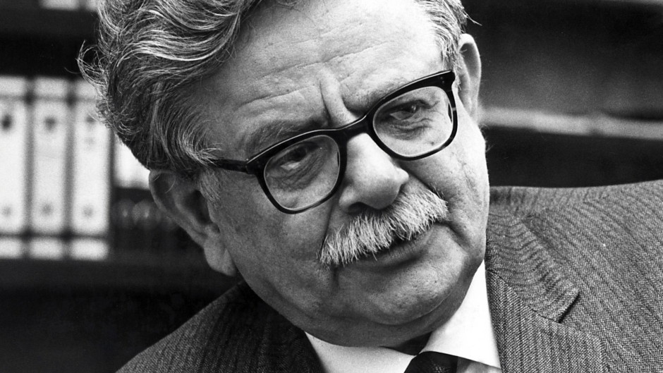 Елиас Канети ~ Тя се омъжи за него, за да бъде винаги с него. Той се ожени за нея, за да забрави за нея