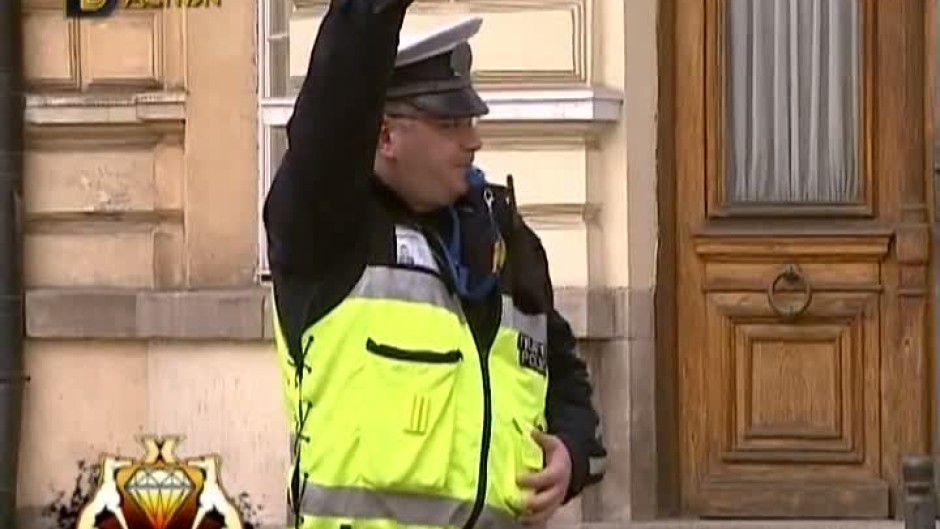 Полицаят се храни добре и разпръсква тълпите