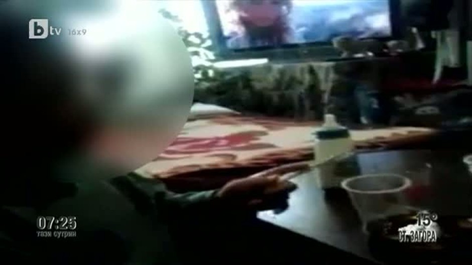 Майка кара малкото си дете да пуши