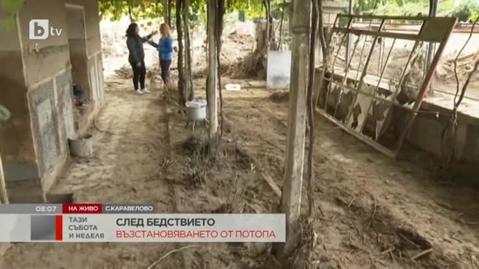 Тежка техника премахва 3-метровите наноси по улиците на Каравелово