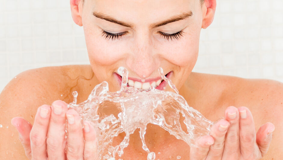 Корейска тайна за сияйна кожа: трикът с газирана вода, по който всички полудяха