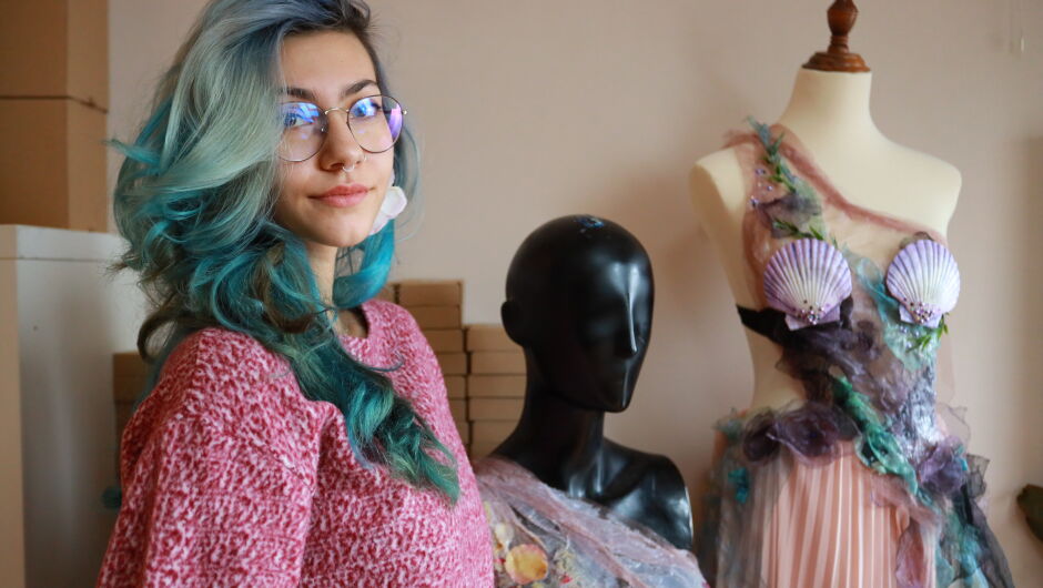 Цветница е! Художничка вдъхва втори живот на цветята, заключва ги в корсети! (ВИДЕО)