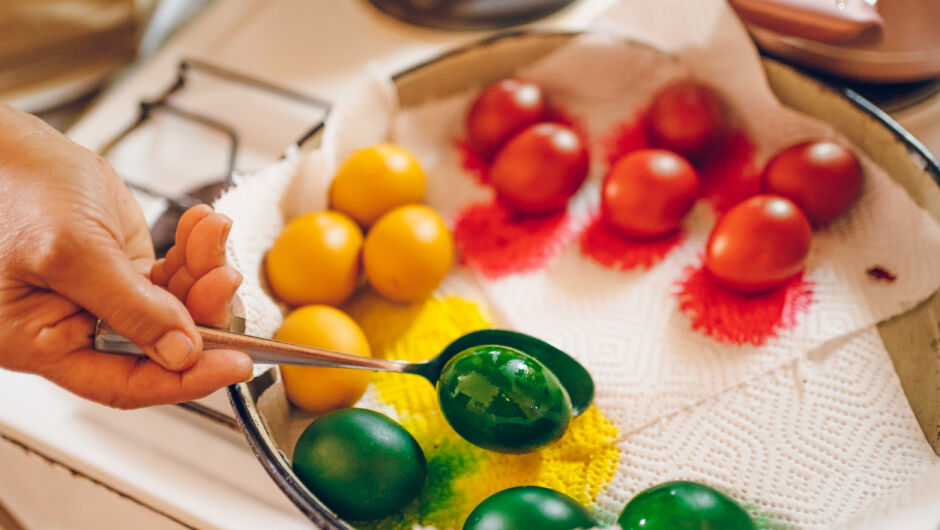 Как да премахнем печатите на яйцата за Великден при боядисване (ВИДЕО)