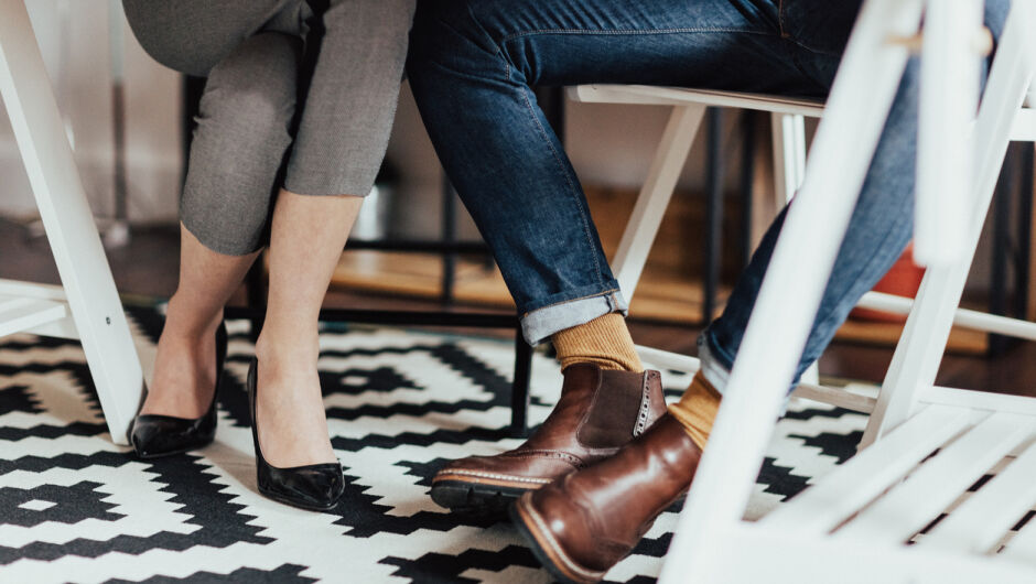 Какво се случва под масата по време на среща - и защо не трябва да го игнорираме 