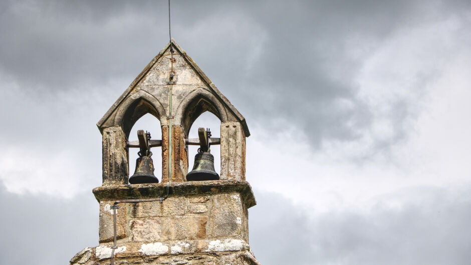 Срутена камбанария дни преди Коледа: какво символизира тихата разруха?
