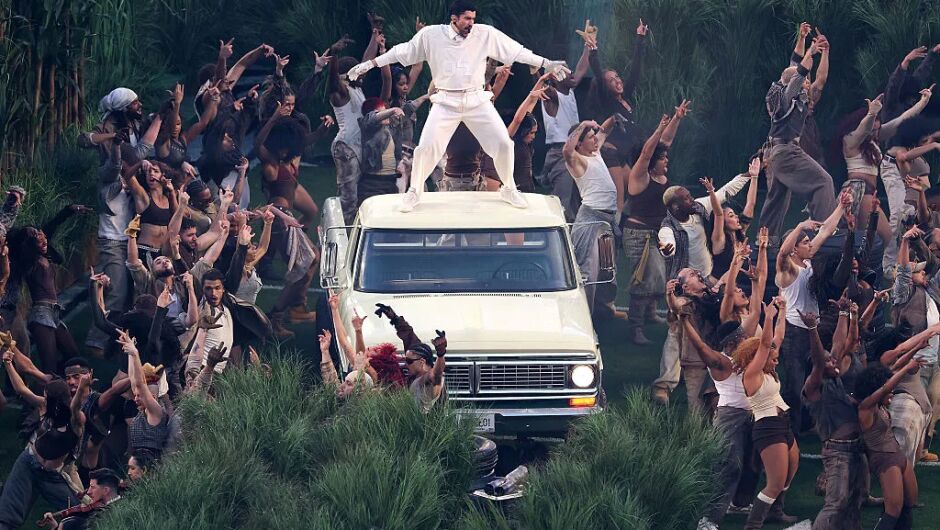 Бед Бъни накара света да танцува с грандиозно латино шоу (ВИДЕО)