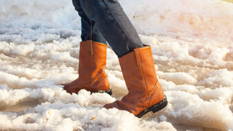 Как ефективно и лесно да почистим обувките от петна от сняг, сол и киша
