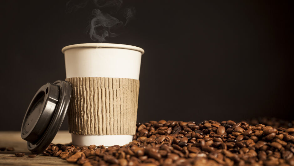 Заплаха ли е кафето сутрин - ето каква опасност крият картонените чаши (ВИДЕО)