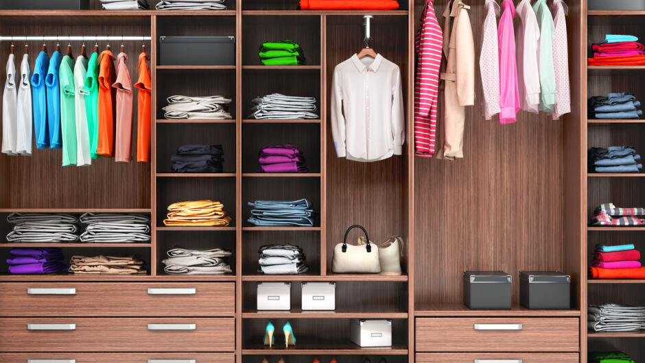 Капсулен гардероб за 2026: Как с по-малко дрехи да бъдем по-стилни (ВИДЕО)