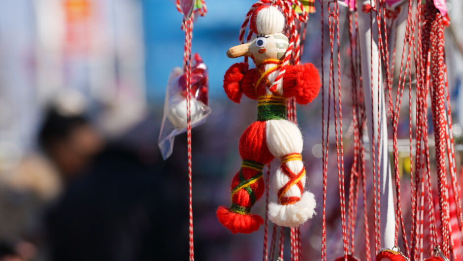 На коя ръка се носи мартеницата? (ВИДЕО)