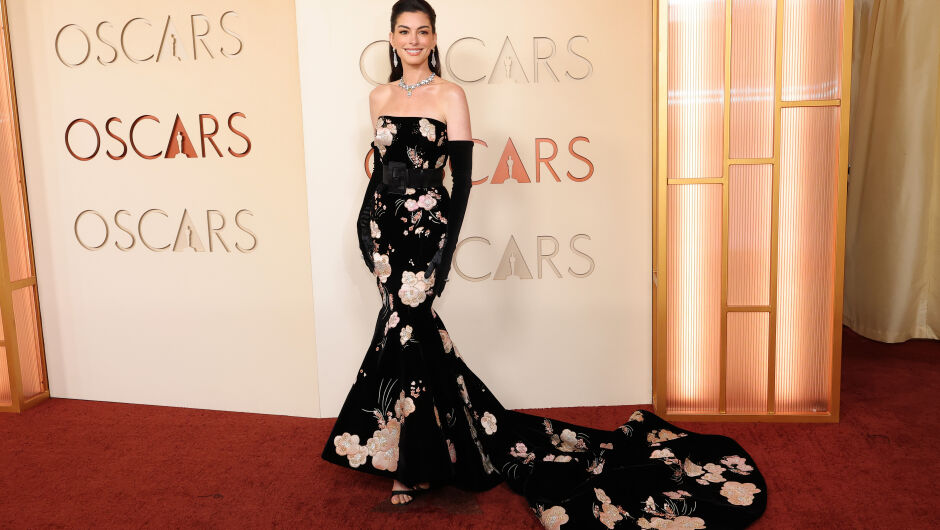 Ан Хатауей заблестя с емблематична флорална рокля на Оскарите 2026 (СНИМКИ+ВИДЕО)