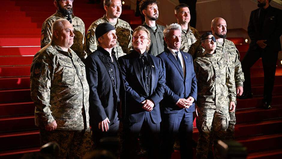 Защо Боно от U2 беше придружен от украински войници на червения килим в Кан (СНИМКИ)