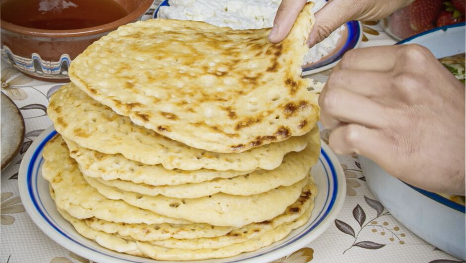 Родопски катми на сач, с вкусно сладко от диви ягоди и домашно сирене