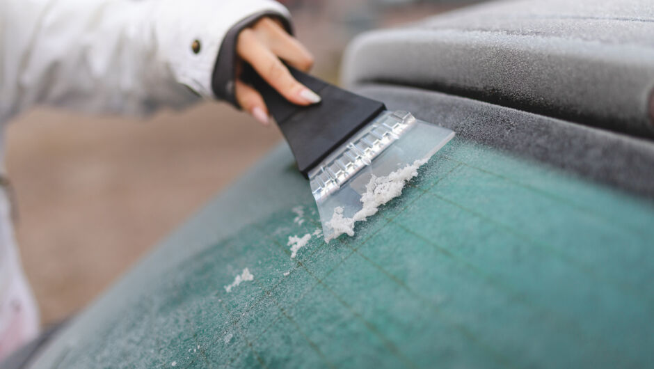 Край на замръзналите стъкла на колата: най-ефективните методи с продукти от кухнята (ВИДЕО)