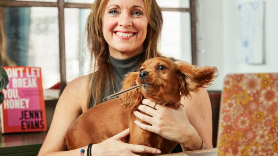 Джени Еванс: От разбита актьорска кариера до смел глас, който събужда тълпите (ВИДЕО)