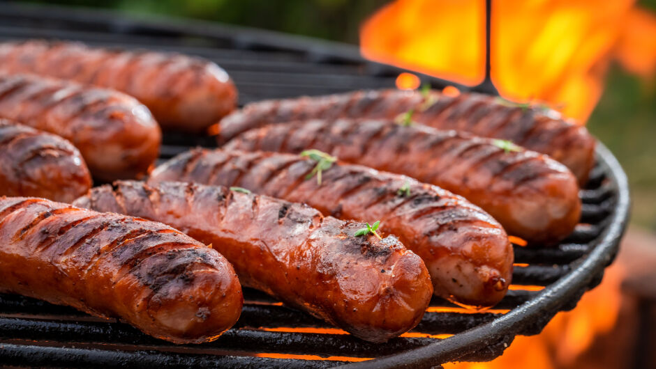 Дори една наденица на ден може да е много! Скритите рискове от колбасите