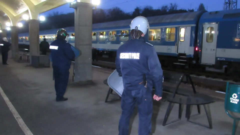 Полиция и жандармерия окупира жп гарата в Русе заради феновете на 